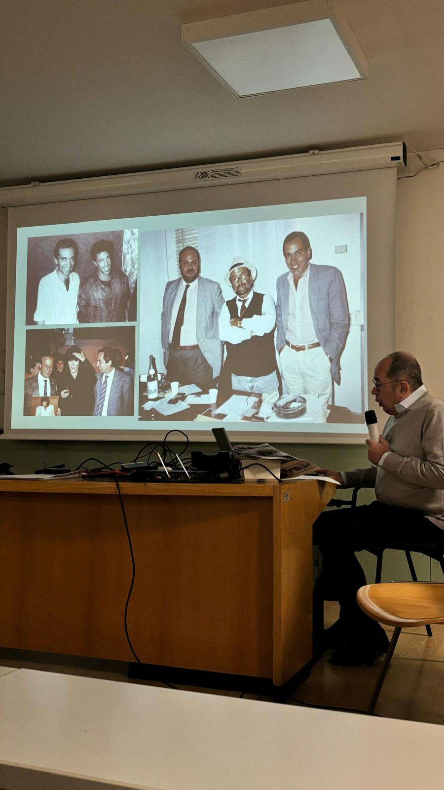 Sasà Capobianco con ex collaboratori di Radio Kiss Kiss durante una reunion per celebrare la storia dell'emittente